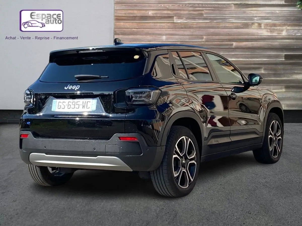 Vue 3/4 arrière droite d'un Jeep Avenger électrique noir 2023 avec jantes alliage et feux arrière fumés.