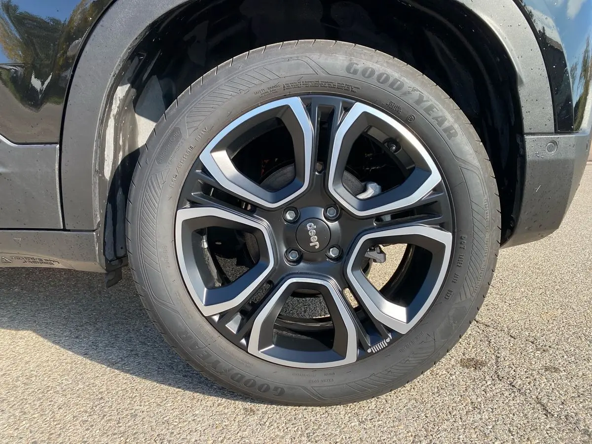 Gros plan sur la roue avant droite noire du Jeep Avenger électrique 2023 avec jante alliage distinctive cinq branches.