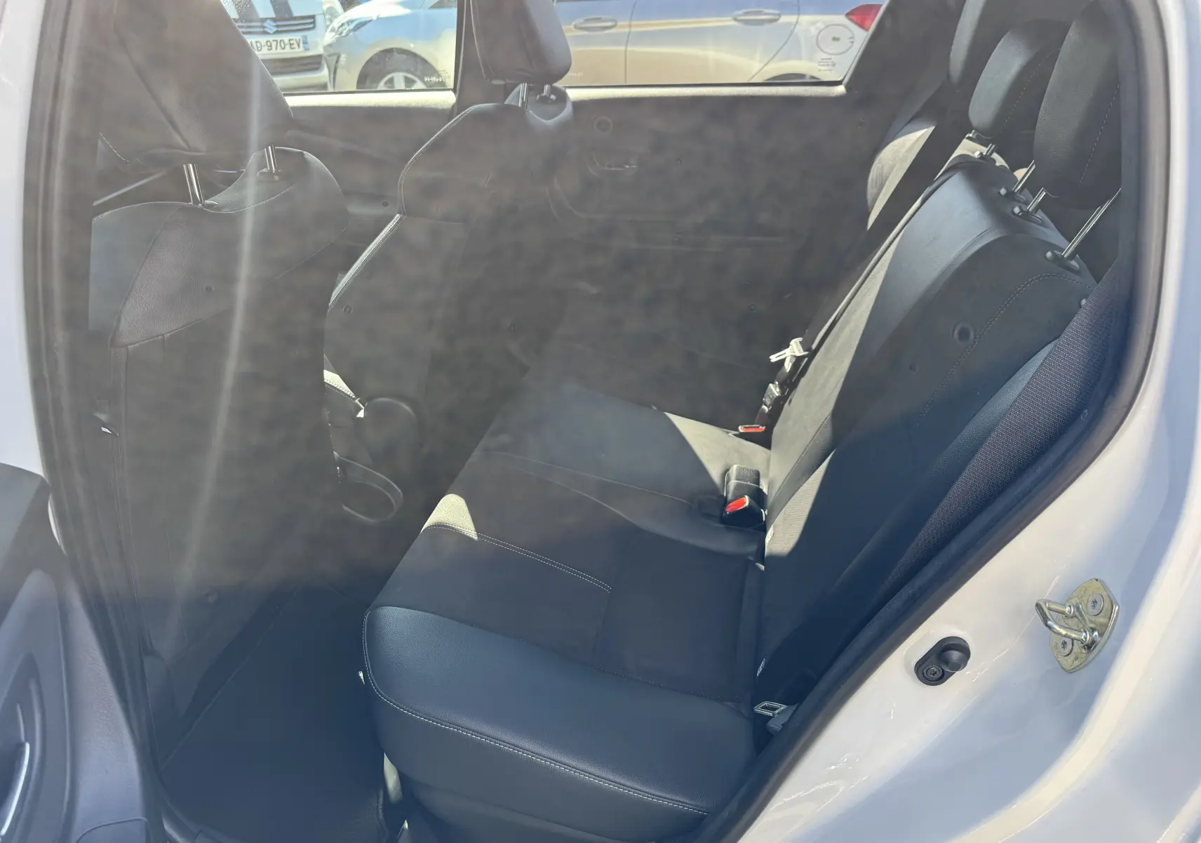 Vue intérieure côté droit sur la banquette arrière noire d'une Toyota Yaris Hybride 100CH GR SPORT blanche de 2020.