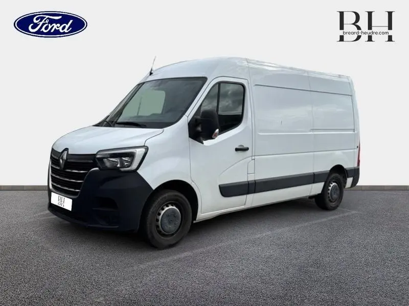 Vue 3/4 avant droit d’un Renault Master blanc minéral avec porte latérale arrière droite et enjoliveurs noirs.