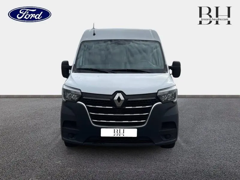Vue frontale du Renault Master blanc minéral, mettant en valeur sa calandre noire et ses phares intégrés.