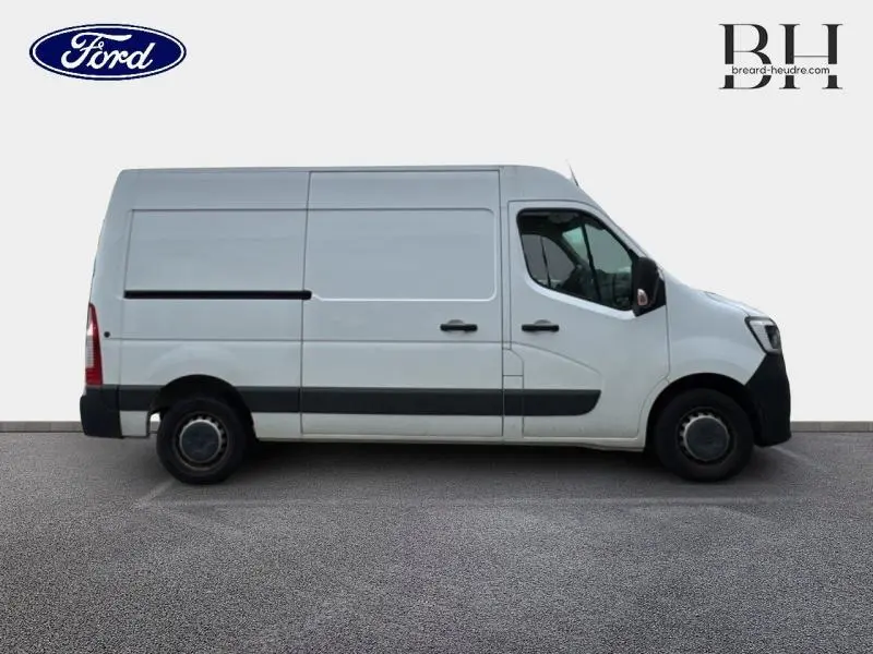 Vue de profil côté gauche d'un utilitaire Renault Master blanc minéral avec porte latérale arrière droite fermée.