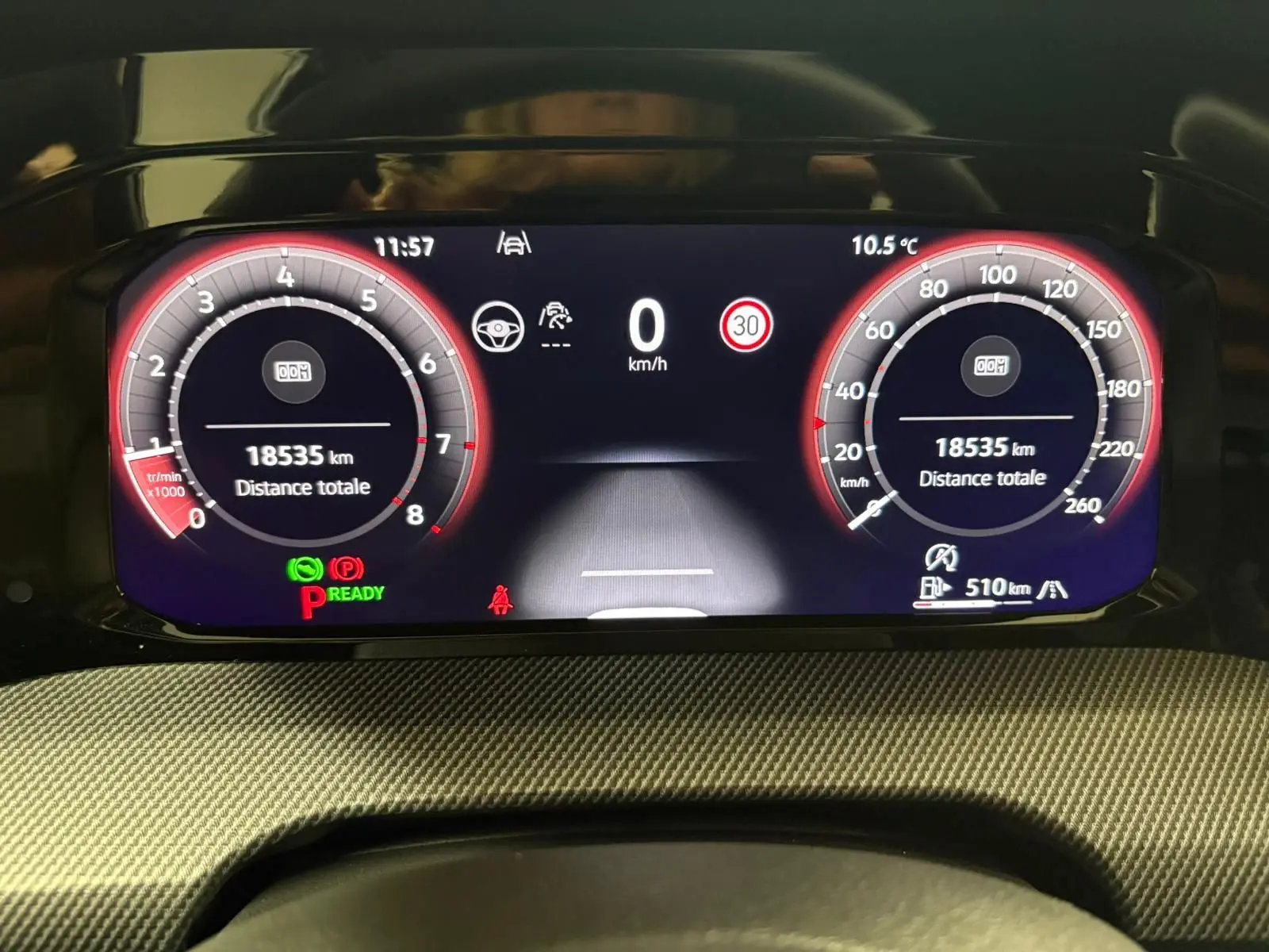 Vue rapprochée du tableau de bord numérique de la Volkswagen Golf 1.5 eTSI 150 DSG7 R-Line Edition affichant 18535 km et 0 km/h.