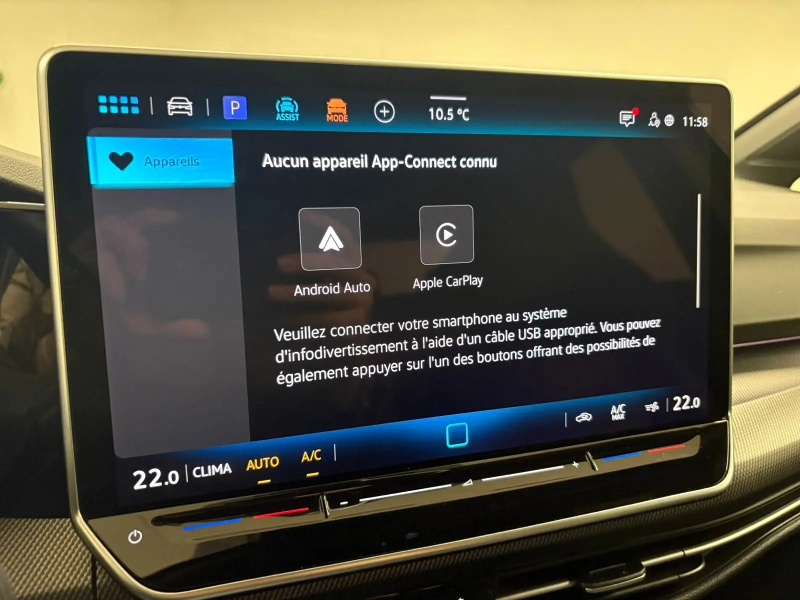 Écran tactile central de la Volkswagen Golf 1.5 eTSI 150 DSG7 R-Line Edition affichant les options Android Auto et Apple CarPlay.
