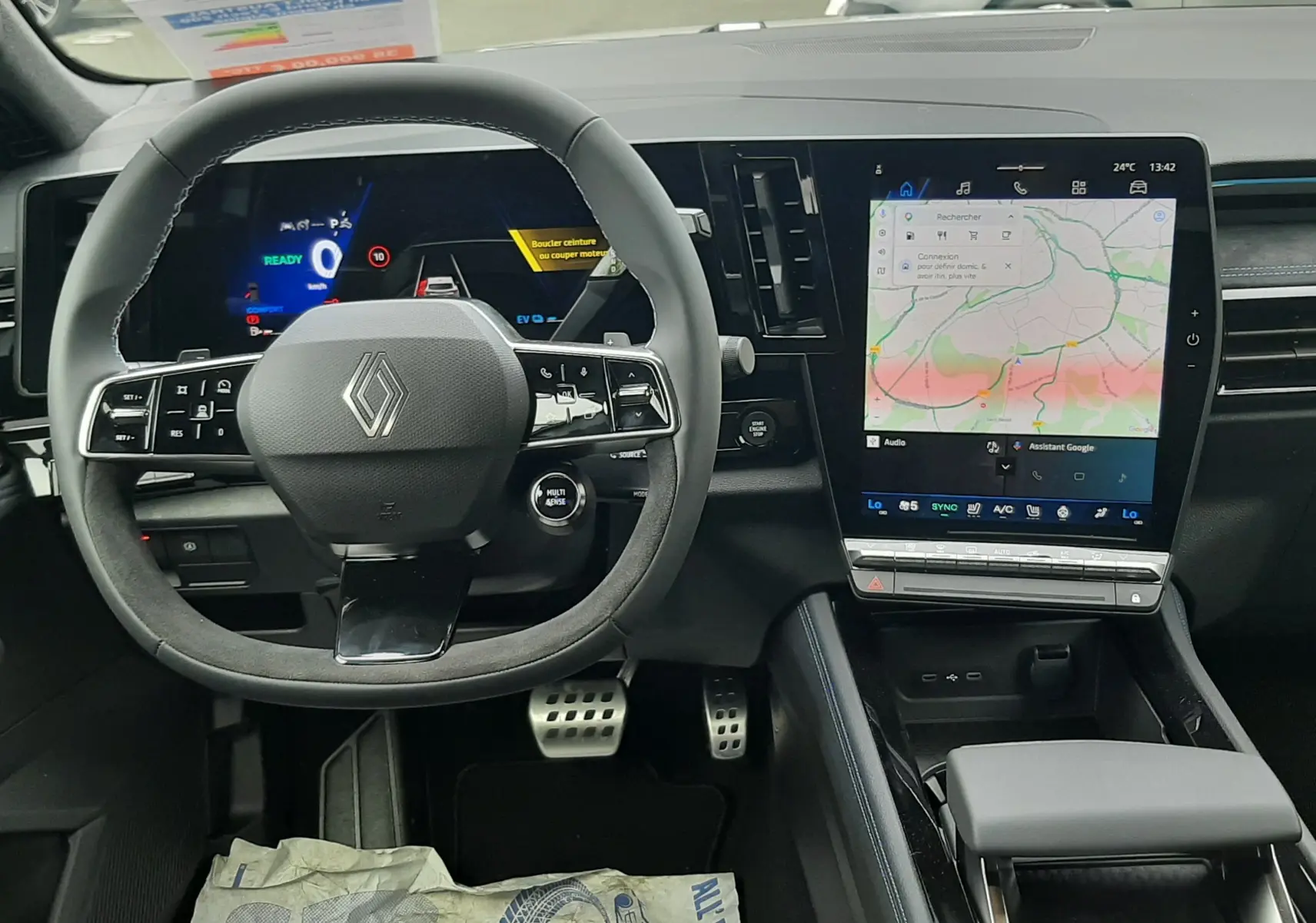 Vue intérieure avant du Renault Austral Esprit Alpine, tableau de bord numérique et grand écran tactile central.