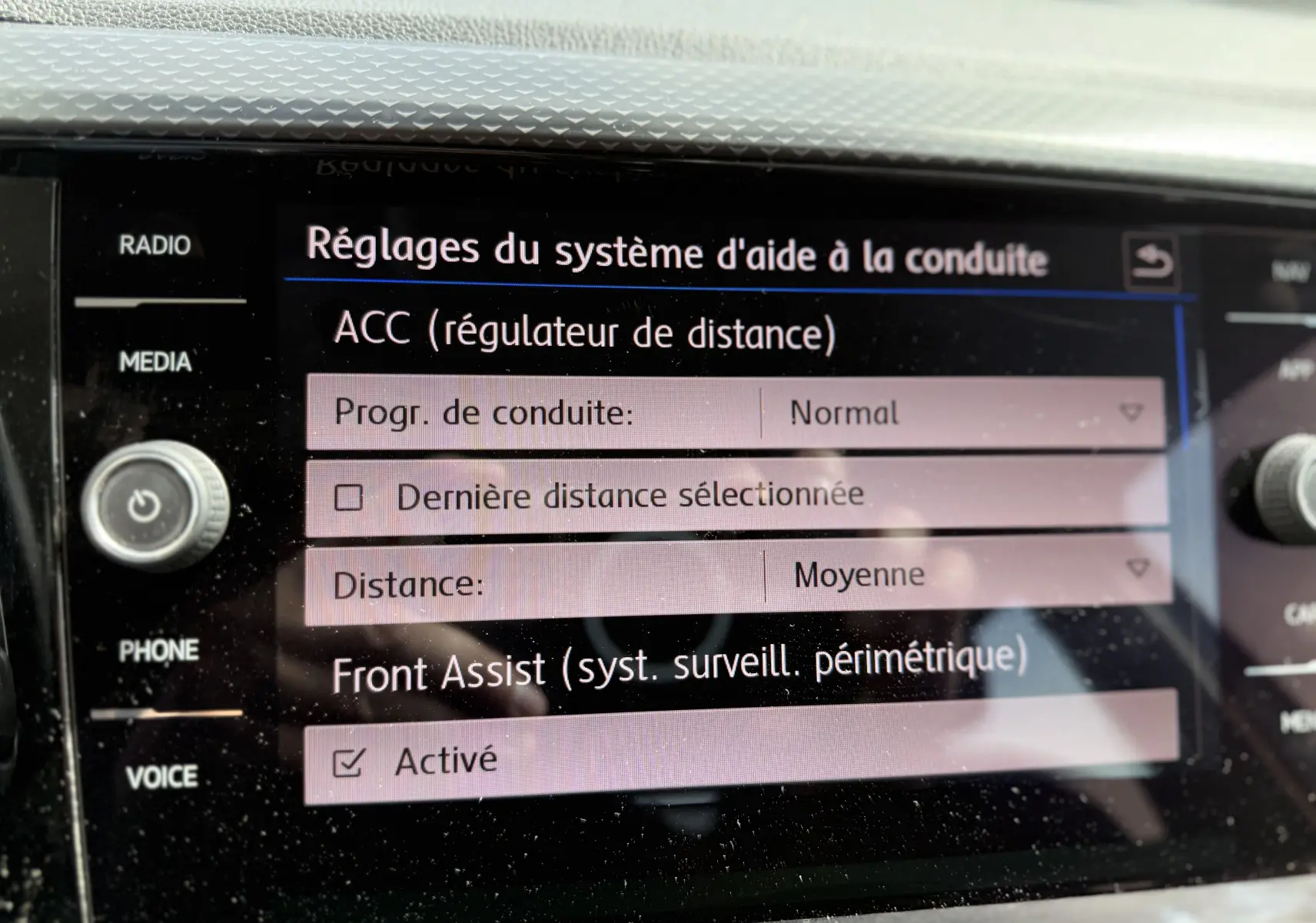 Écran central du Volkswagen T-Cross 1.6 TDI 2019 montrant les réglages d’aide à la conduite en mode normal.
