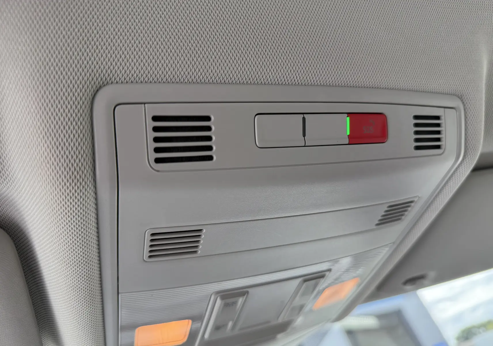 Détail du plafonnier gris clair avec bouton SOS rouge et voyants verts dans l’habitacle du Volkswagen T-Cross 2019.