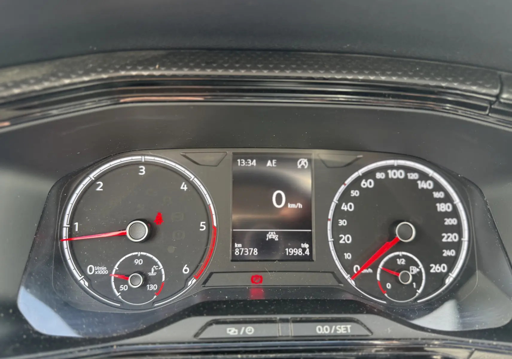 Tableau de bord du Volkswagen T-Cross gris 2019, vue frontale sur les compteurs et l'écran digital au centre.