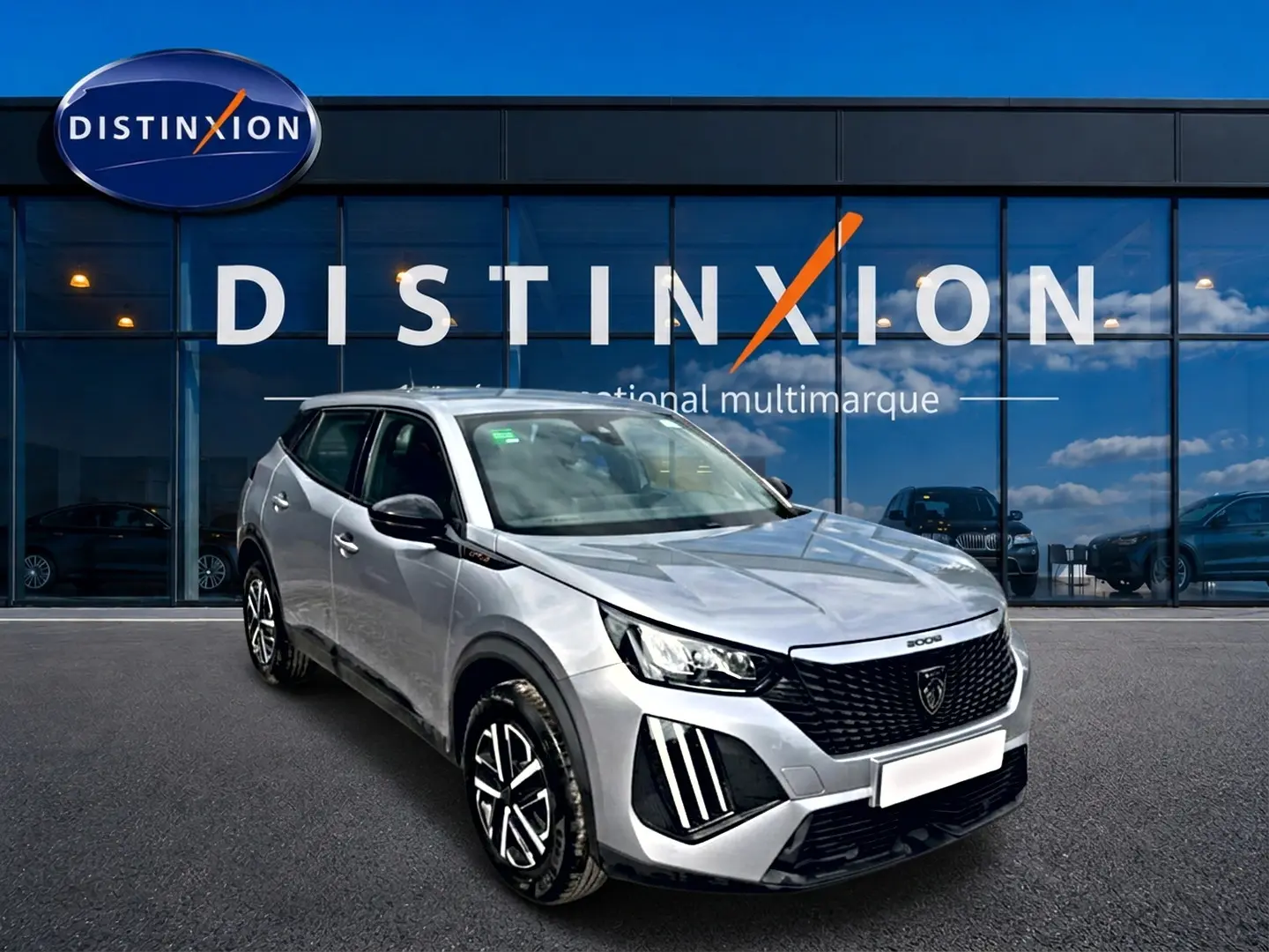 Peugeot 2008 gris en 3/4 avant droit, avec calandre noire distinctive et feux LED verticaux marquants.
