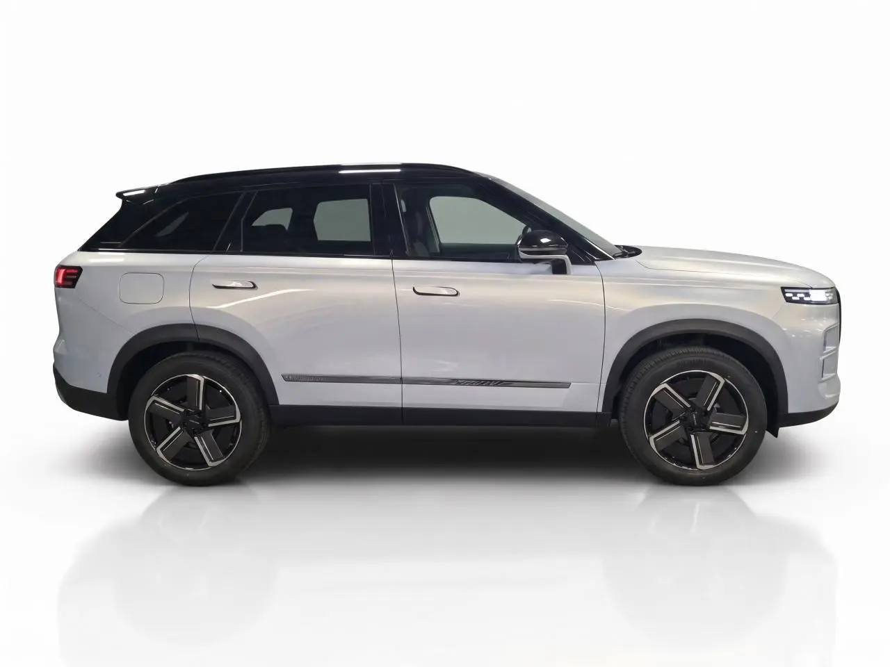 SUV JAECOO J7 1.5 SHS-P 2026 en profil droit, peinture argent Moonlight avec toit noir et jantes alliage.