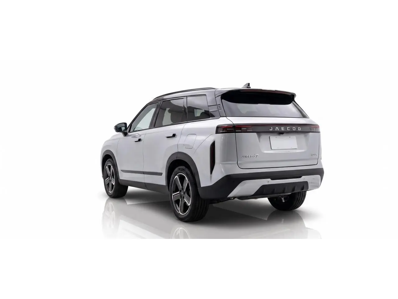 Vue 3/4 arrière droite du SUV JAECOO J7 argent Moonlight avec toit noir et jantes alliage 19 pouces.