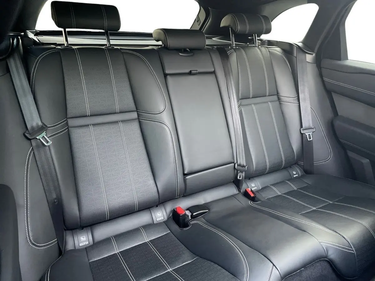 Vue intérieure sur les sièges arrière en cuir noir avec surpiqûres blanches du Range Rover Velar gris 2019.