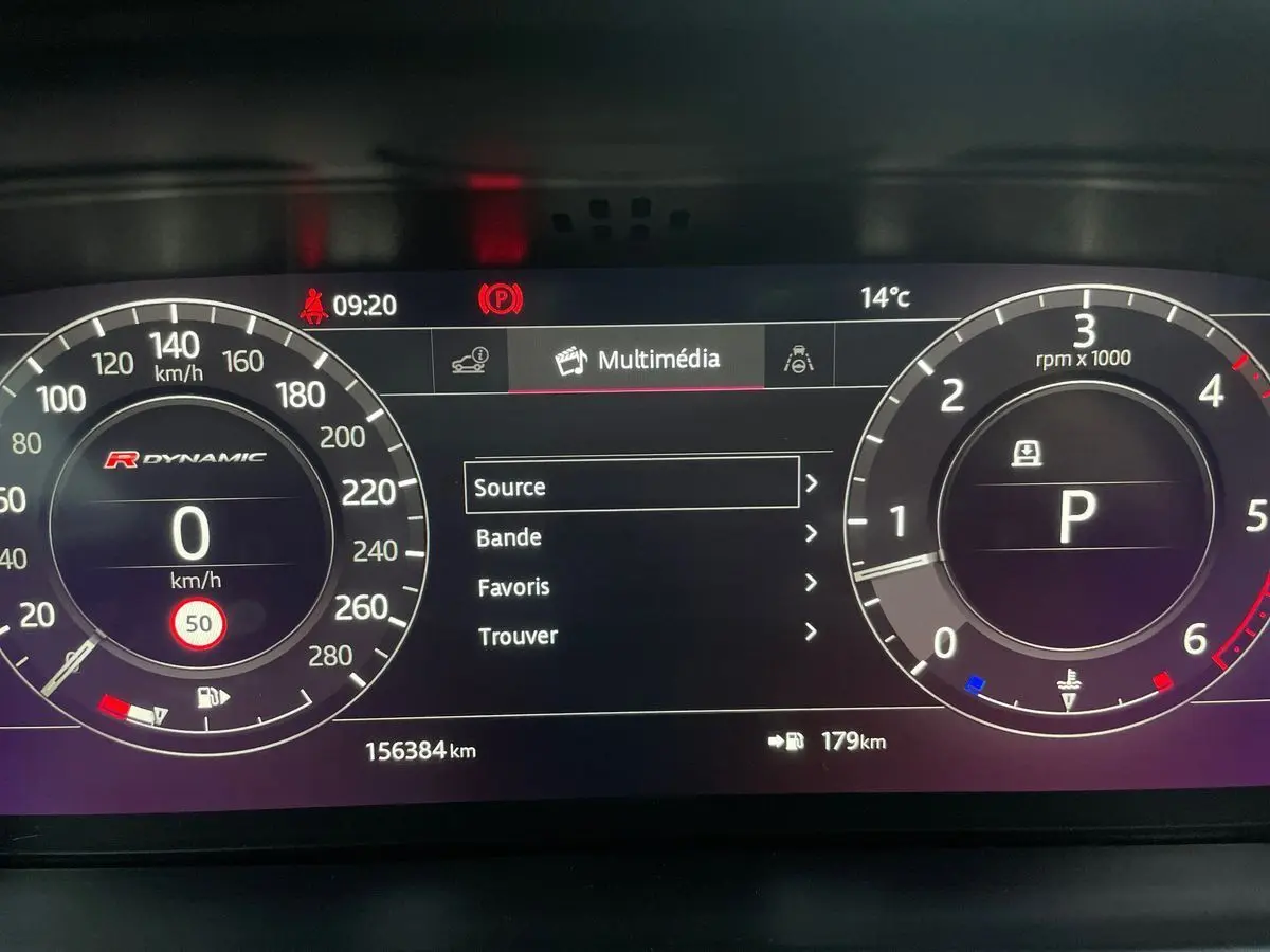 Tableau de bord numérique du Range Rover Velar gris 2019, affichant vitesse à 0 km/h et mode parking P.