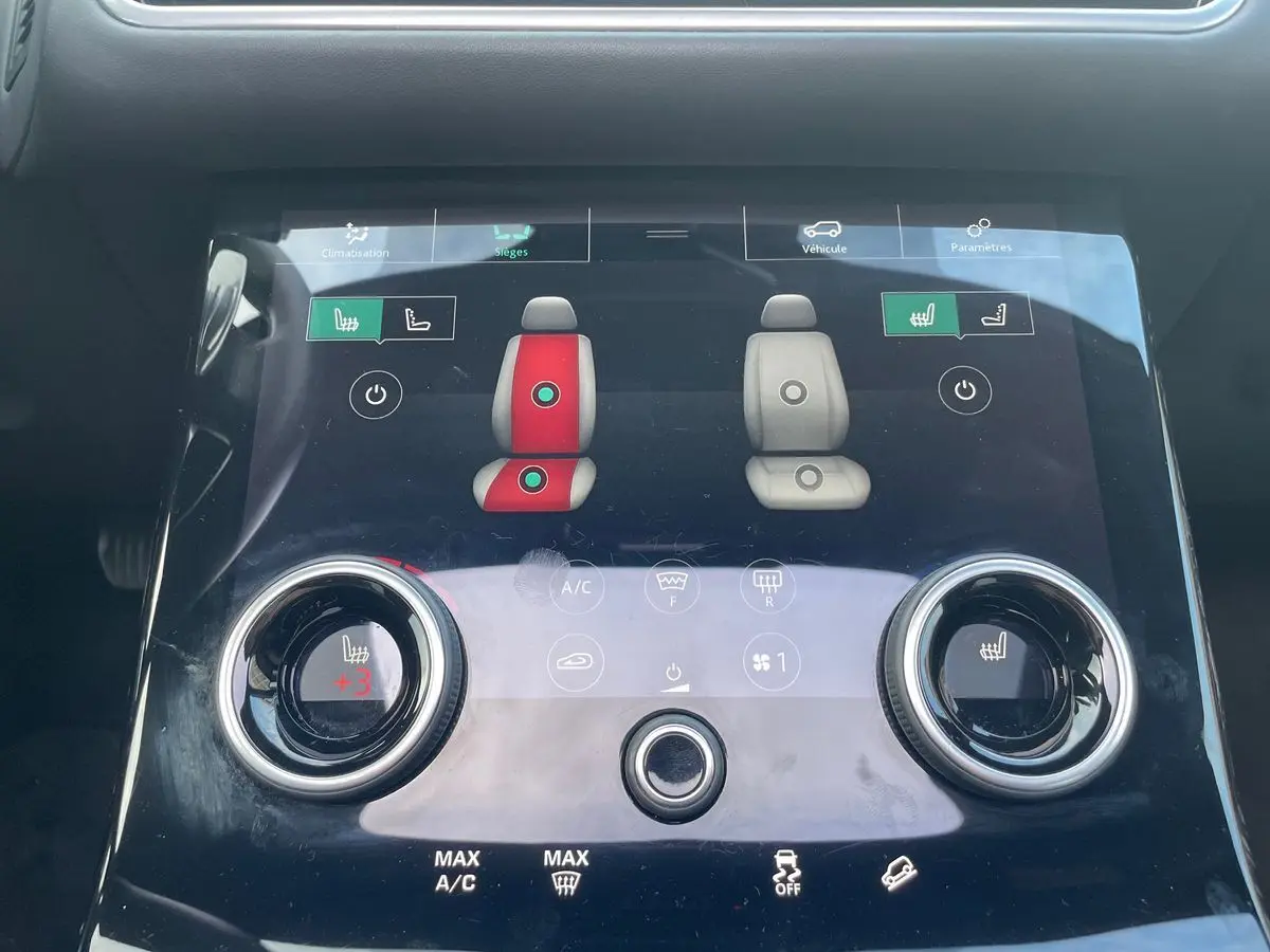 Écran tactile du système de climatisation du Range Rover Velar gris 2019, affichant les réglages des sièges chauffants.