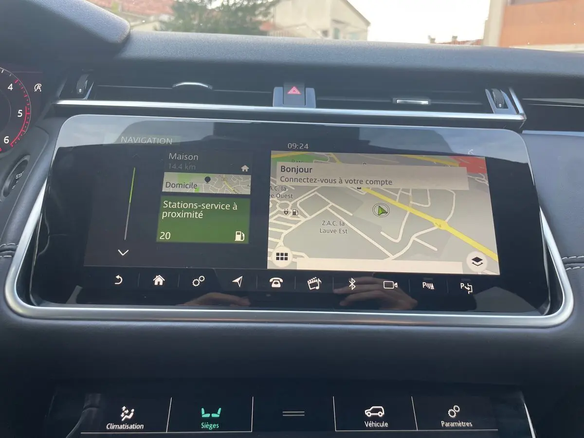 Écran tactile central du Range Rover Velar 2019 affichant la navigation et les options de sièges, tableau de bord noir.