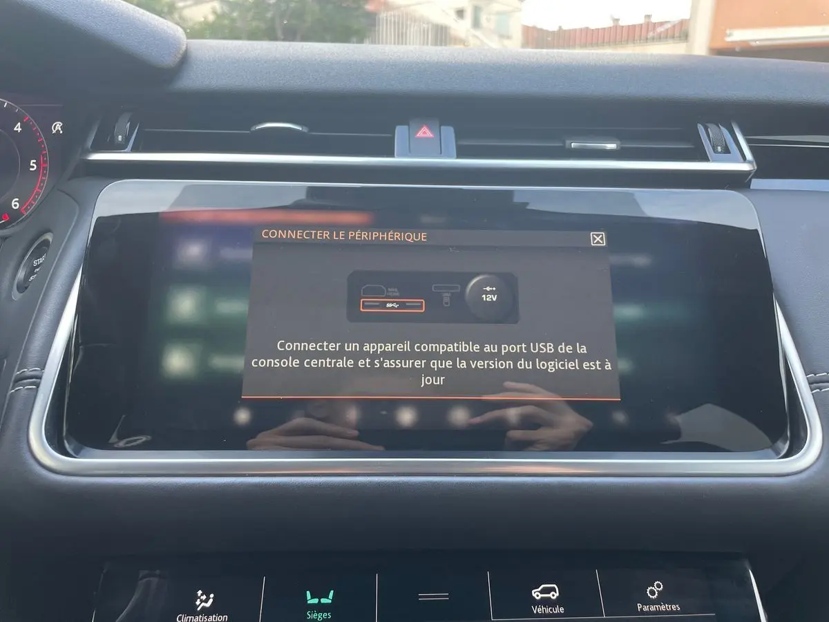 Écran tactile central du Range Rover Velar gris 2019 affichant un message de connexion USB dans l’habitacle.