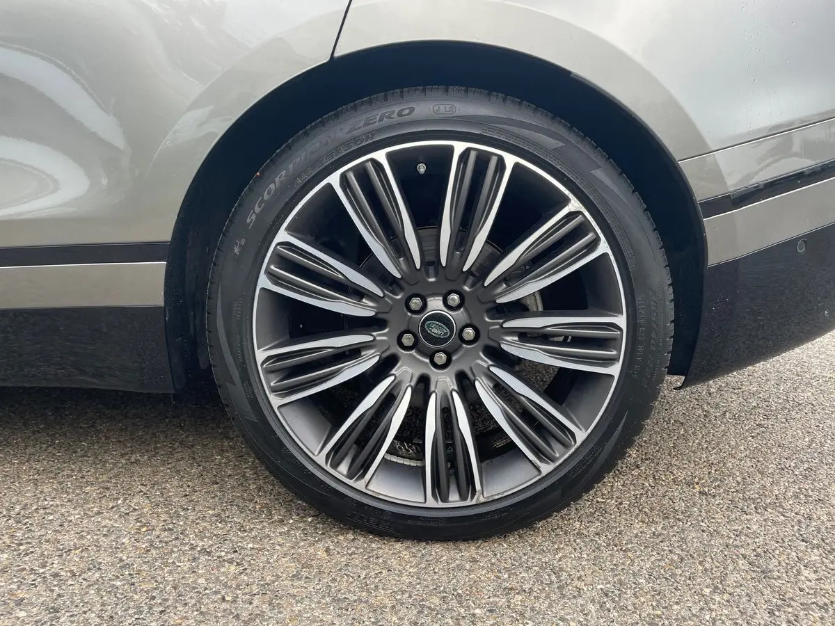 Gros plan sur la roue avant gauche gris métallisé d’un Range Rover Velar 2019 avec jante alliage distinctive.