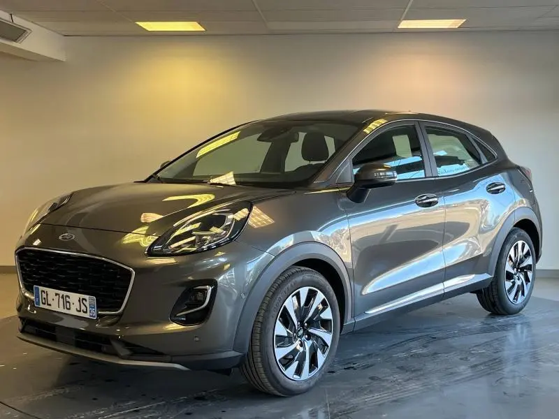 Ford Puma 2022 gris Fashion Gris Magnetic, vue 3/4 avant droit avec jantes alliage et calandre noire.
