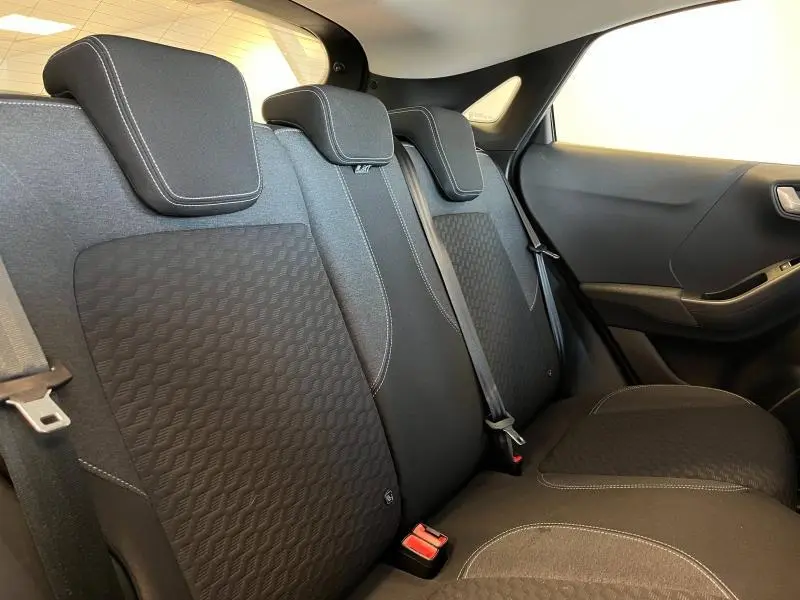 Vue latérale droite de la banquette arrière noire avec appuie-têtes du Ford Puma 2022 finition Titanium Business.