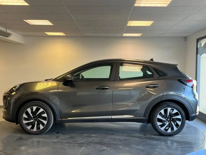 Vue latérale droite du Ford Puma 2022 gris métallisé Fashion Gris Magnetic avec jantes alliage et lignes dynamiques.