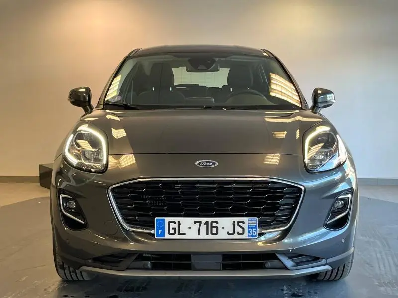 Vue frontale d'un Ford Puma 2022 gris métallisé avec phares LED et calandre noire hexagonale.