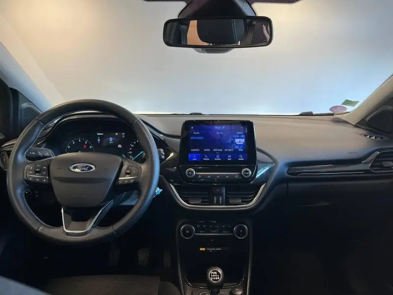 Vue intérieure du tableau de bord du Ford Puma 2022 avec écran tactile central et volant multifonction noir.