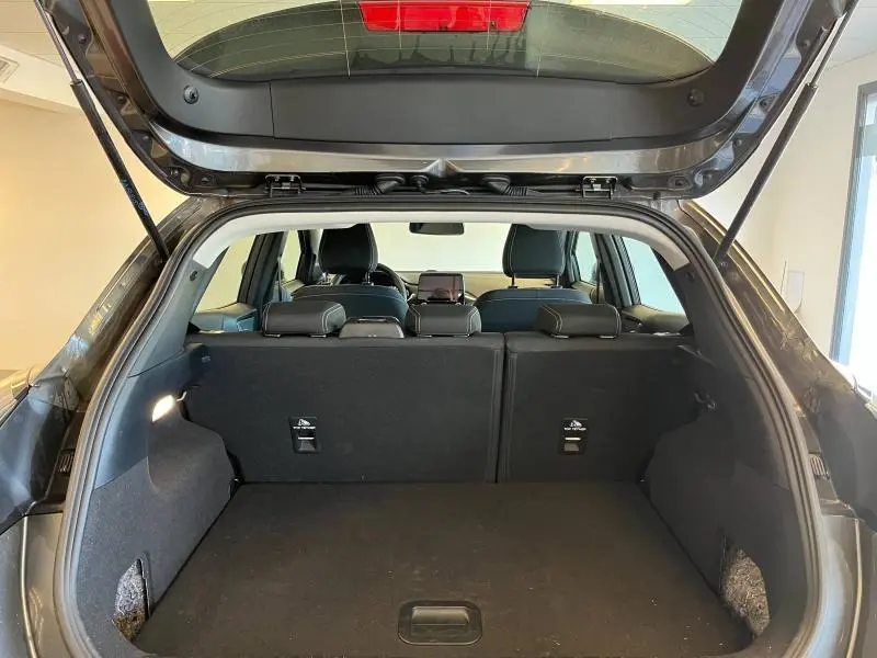 Coffre ouvert du Ford Puma gris métallisé Fashion Gris Magnetic, vue arrière intérieure montrant banquette et tablette tactile.