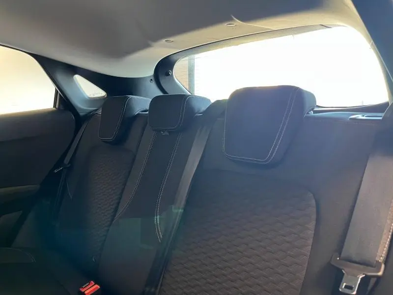 Vue intérieure sur la banquette arrière noire avec appuie-têtes et ceinture de sécurité du Ford Puma 2022.