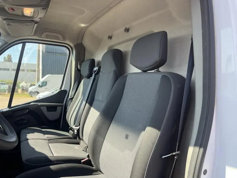 Intérieur du Renault Master 2018 vu côté droit, montrant les sièges tissu carbone foncé et la porte blanche ouverte.