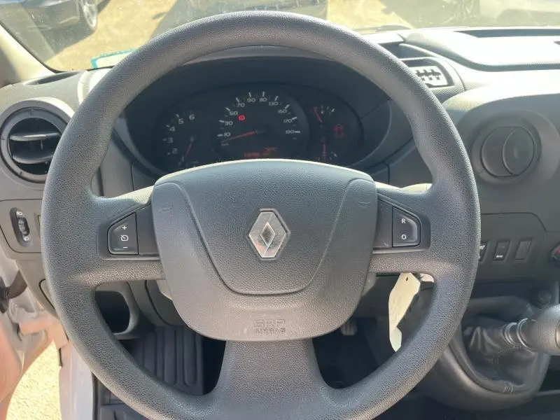Vue rapprochée du volant noir avec logo Renault et tableau de bord du Renault Master blanc Glacier 2018.