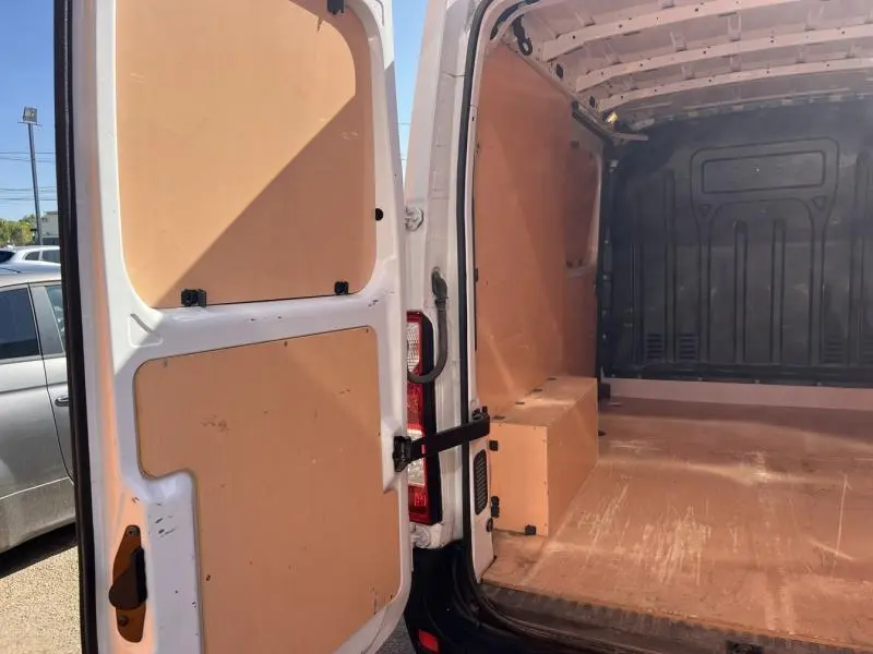 Vue intérieure arrière du Renault Master blanc glacier 2018, montrant l'espace de chargement avec cloison et portes ouvertes.