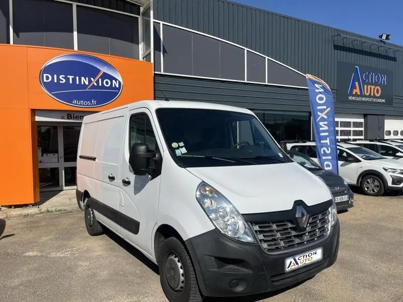 Renault Master blanc glacier vu de 3/4 avant droit, avec calandre noire et rétroviseurs noirs devant un concessionnaire.
