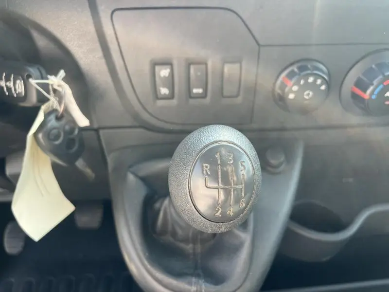 Le levier de vitesses manuel en gros plan dans l'habitacle du Renault Master blanc Glacier de 2018.