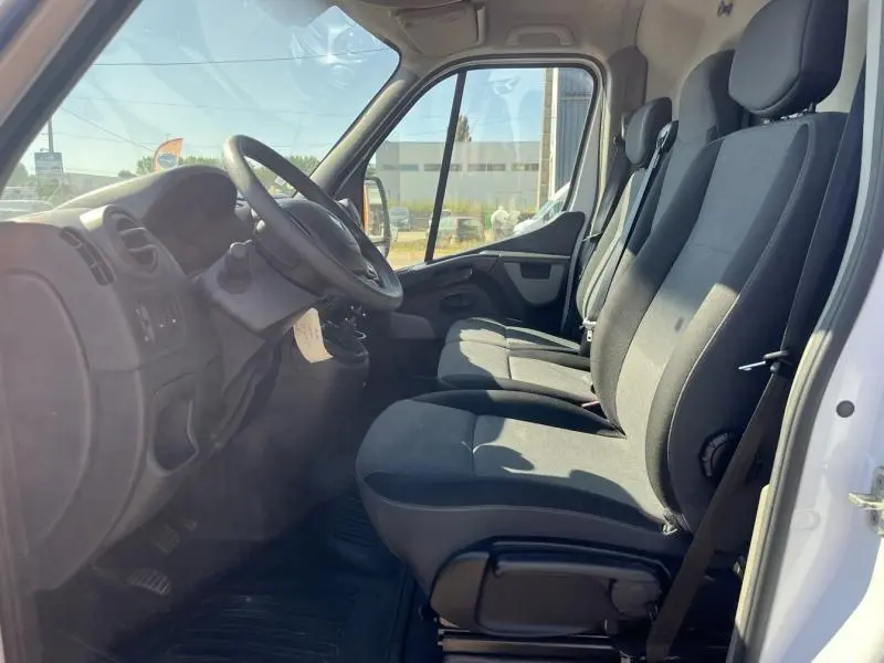 Intérieur du Renault Master blanc, vue côté gauche sur les sièges avant en tissu carbone foncé et le volant réglable.