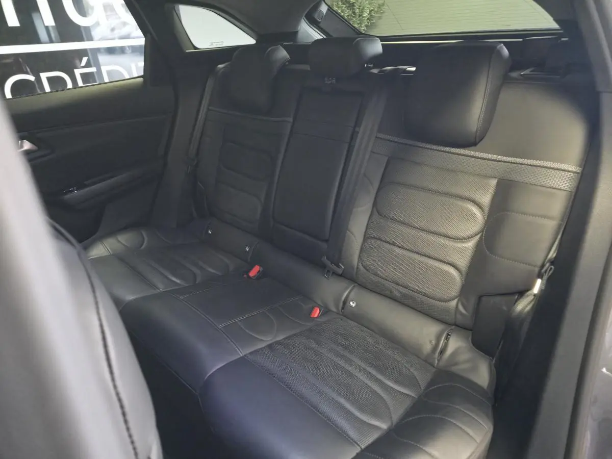 Banquette arrière en cuir noir perforé vue côté gauche dans une Citroën C5 X Hybrid 2023 gris.
