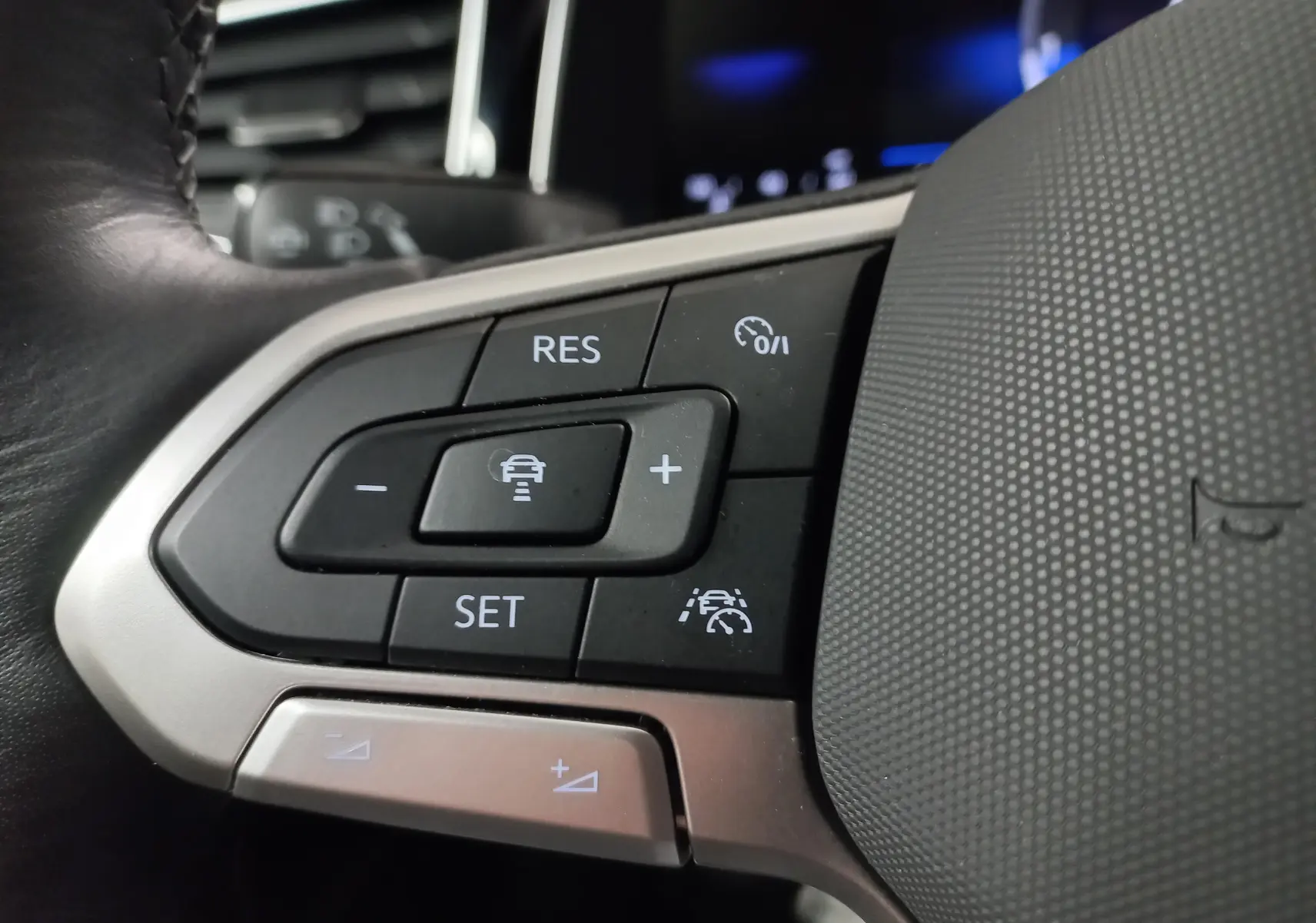 Gros plan sur les commandes de régulateur de vitesse au volant d’une Volkswagen Polo 2025, finition R-Line.