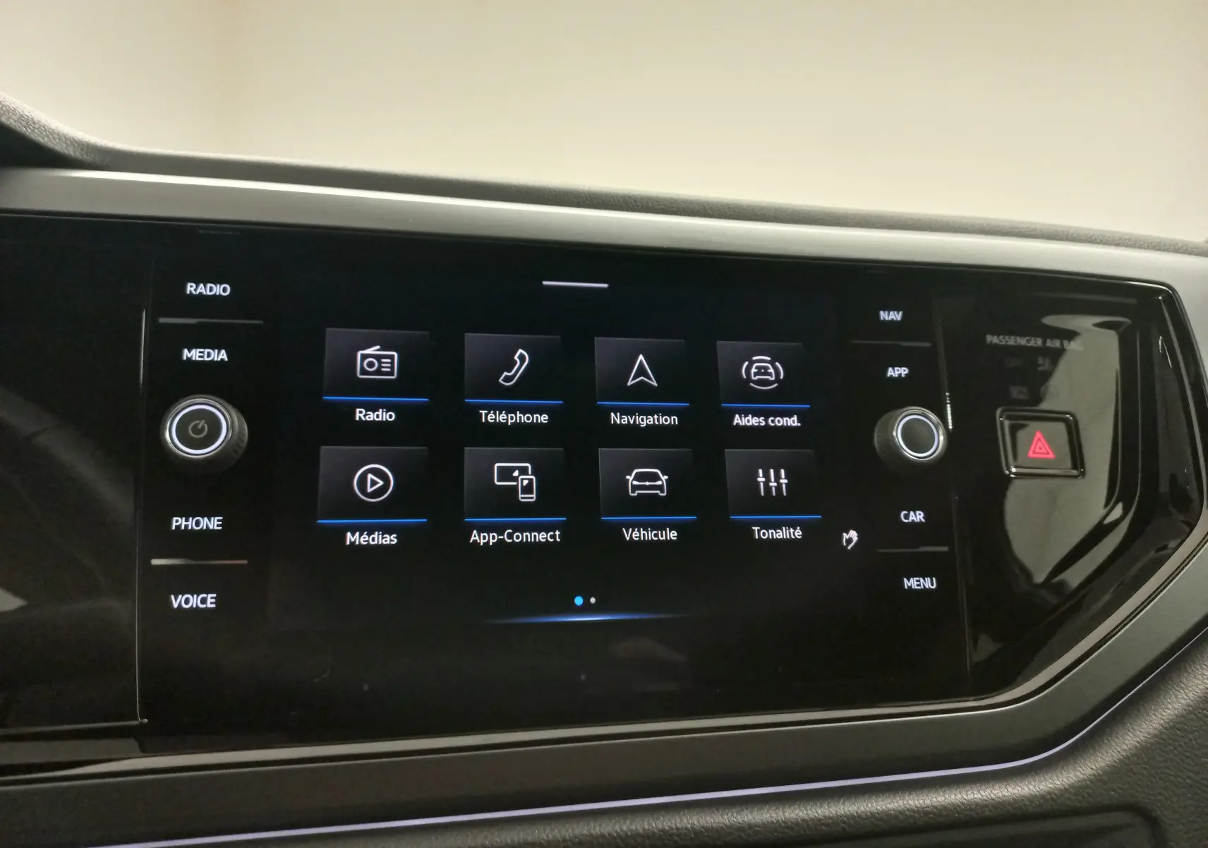 Écran tactile central du Volkswagen Polo 2025 affichant les options radio, téléphone, navigation et aides à la conduite.