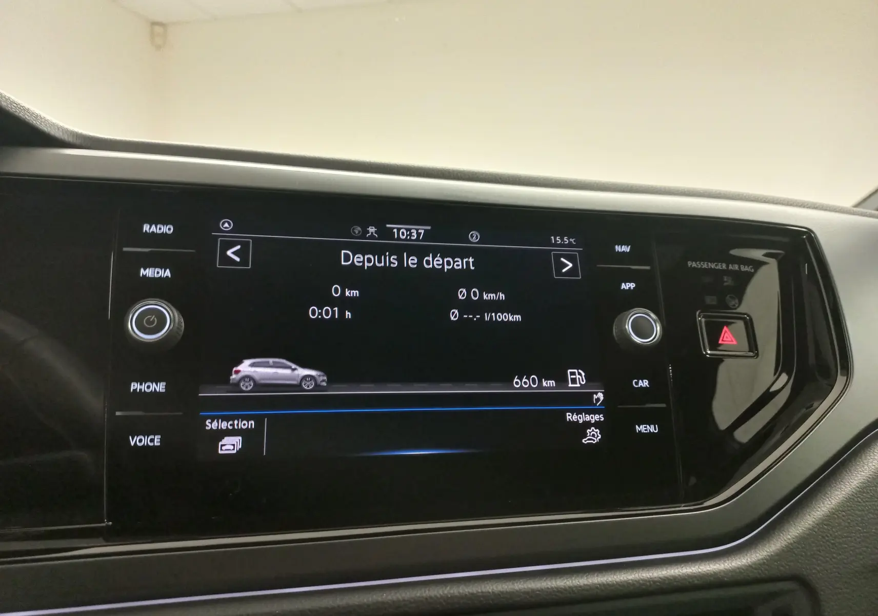 Écran central de la Volkswagen Polo 2025 affichant les données de trajet avec illustration latérale du véhicule gris.