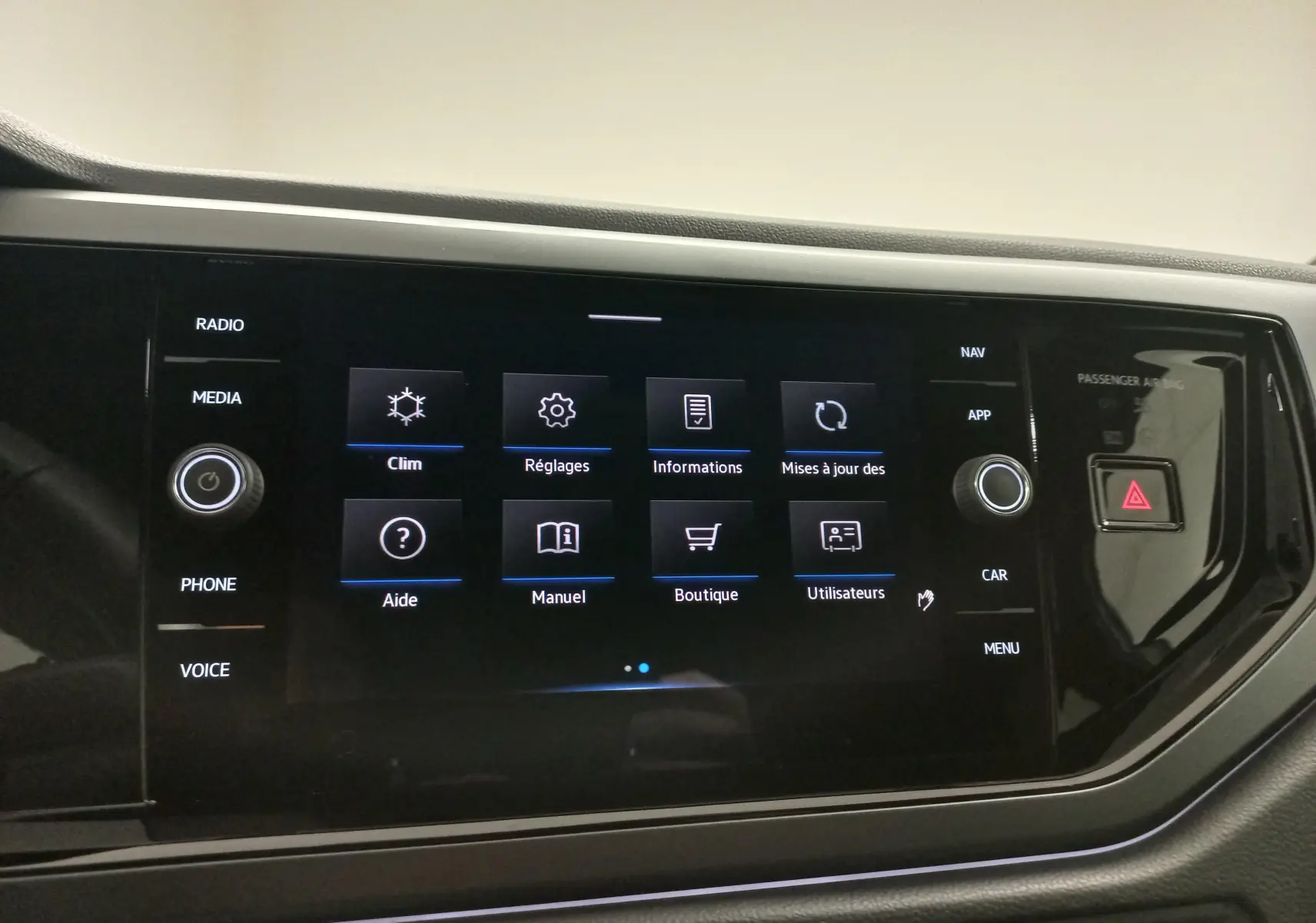 Écran tactile central de la Volkswagen Polo 1.0 TSI 95 R-Line affichant le menu des réglages et options multimédia.