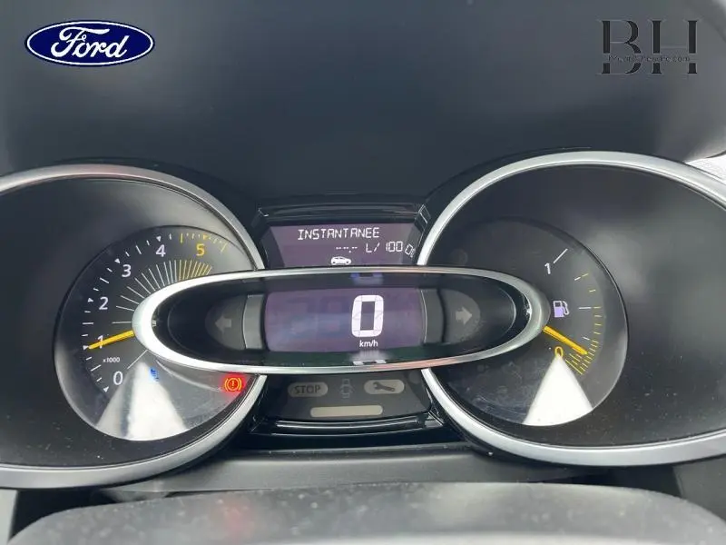 Tableau de bord de Renault Clio 1.5 dCi 2016, vue frontale sur compteur digital et compte-tours avec affichage instantané.