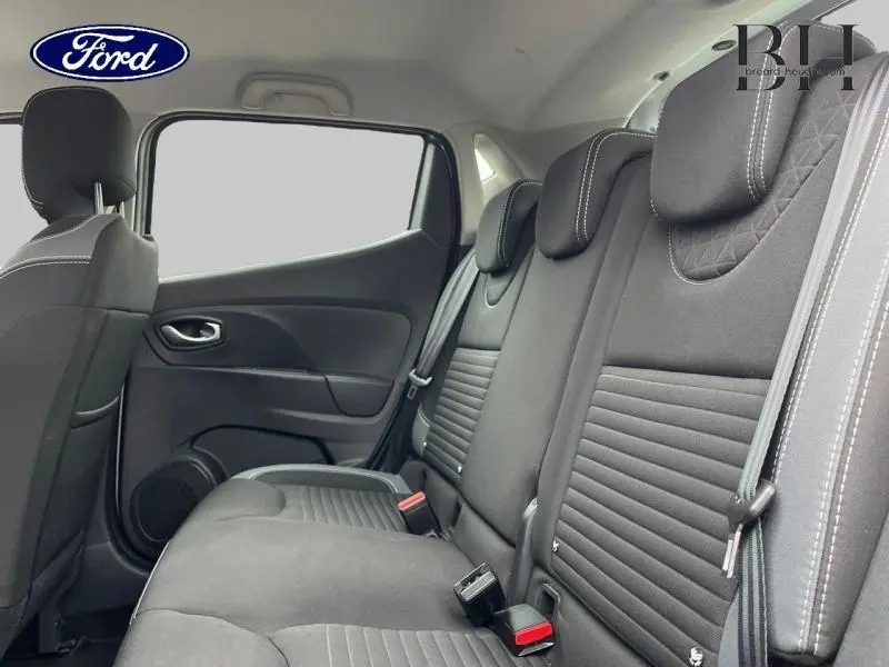 Vue intérieure côté droit des sièges arrière gris foncé de la Renault Clio 1.5 dCi 2016 avec appuie-têtes et ceintures visibles.