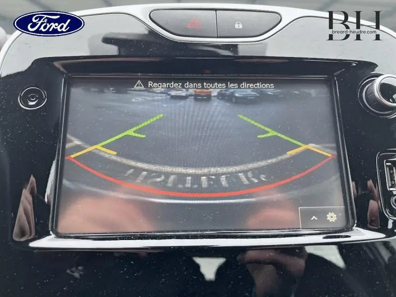 Écran tactile de caméra de recul dans une Renault Clio gris platine, vue intérieure du tableau de bord.