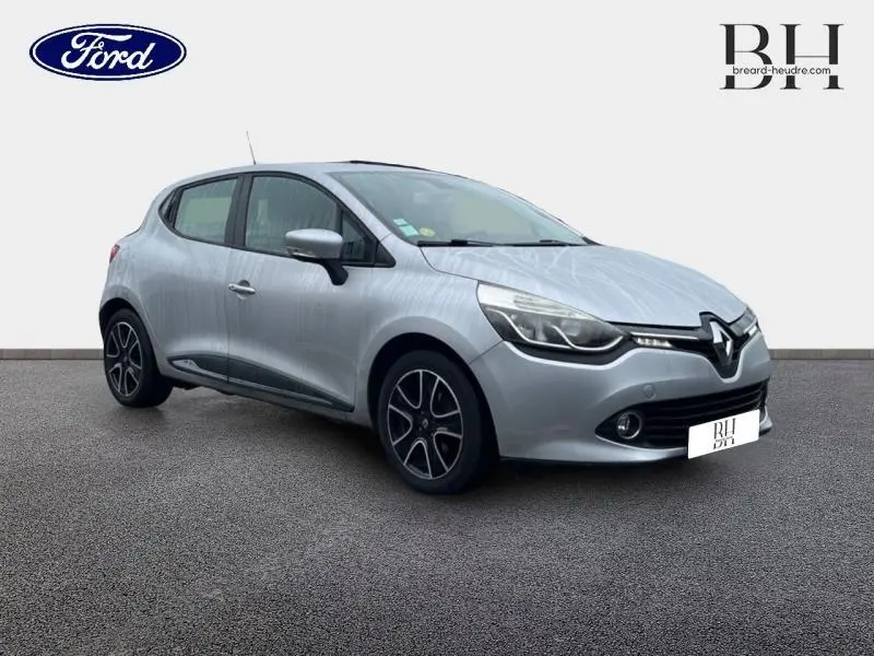 Renault Clio 1.5 dCi 90ch Gris Platine vue 3/4 avant droit avec jantes alu et phares LED allumés.