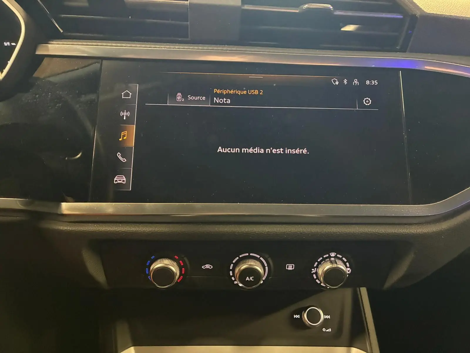 Tableau de bord de l'Audi Q3 Sportback 2022 avec écran tactile et commandes de climatisation en gros plan.