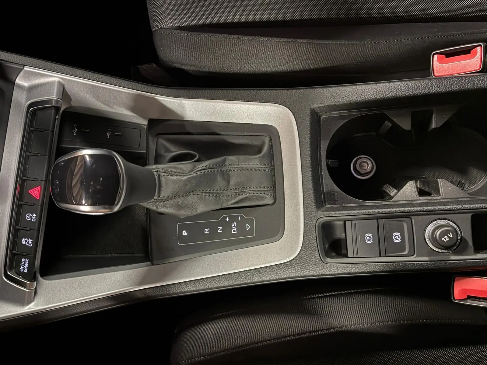 Vue rapprochée de la console centrale noire de l'Audi Q3 Sportback 2022 avec levier de vitesse automatique et commandes électroniques.