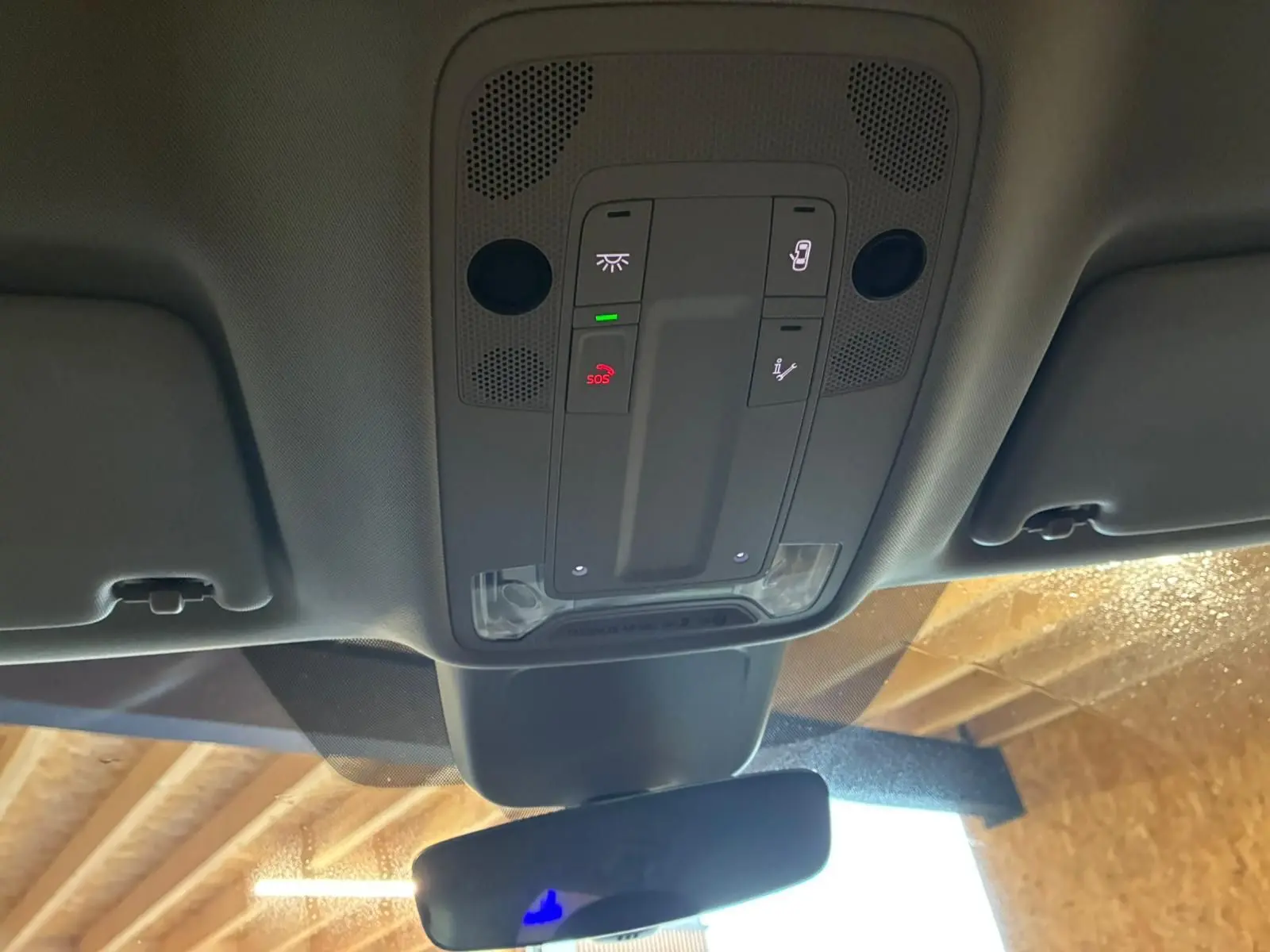 Vue intérieure du plafonnier avec commandes d’éclairage et bouton SOS de l’Audi Q3 Sportback noir 2022.