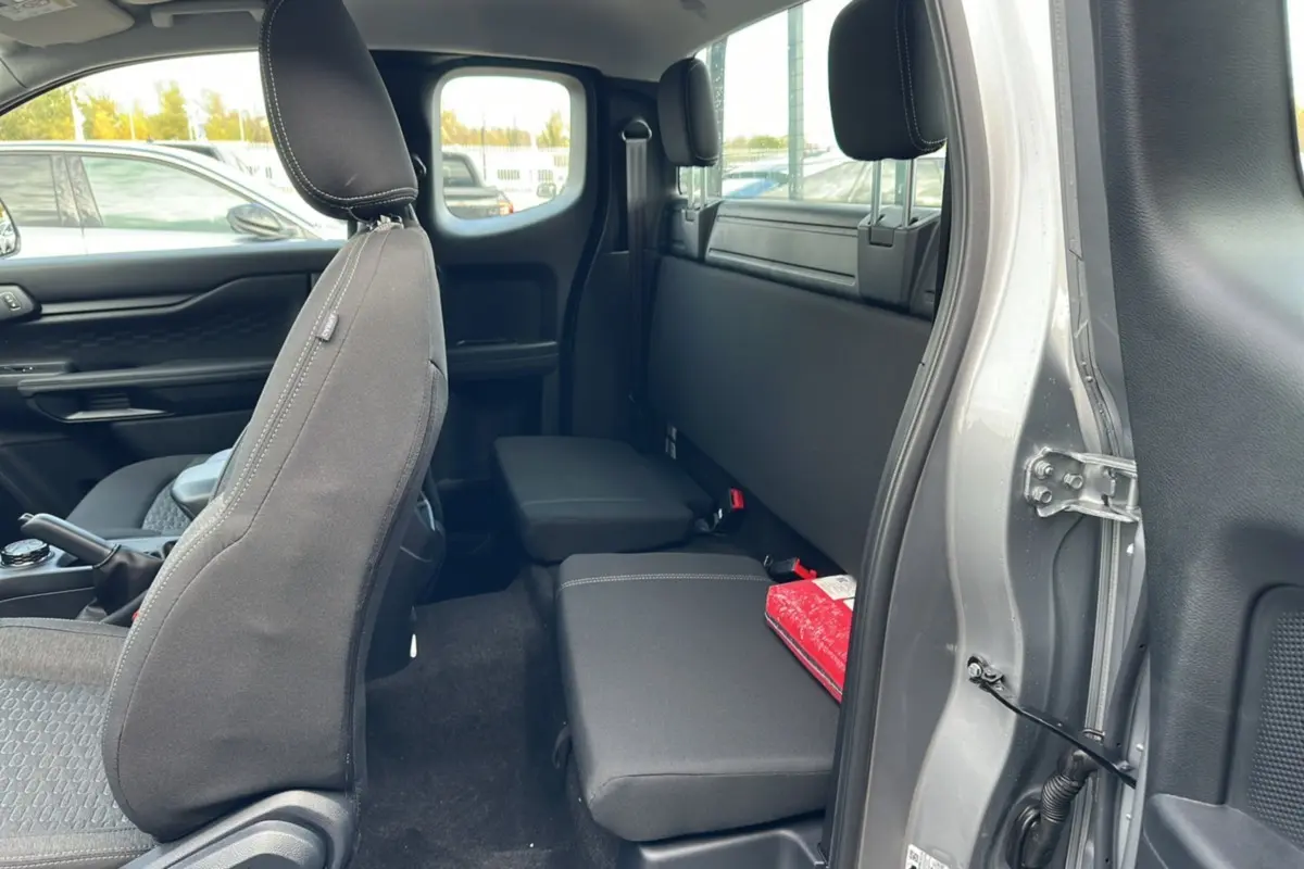 Vue intérieure côté droit du Ford Ranger gris iconic 2026, montrant les sièges arrière SuperCab et la porte ouverte.