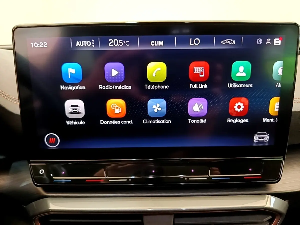 Écran tactile central de 12 pouces affichant les menus de navigation et climatisation dans l'habitacle du CUPRA Formentor.