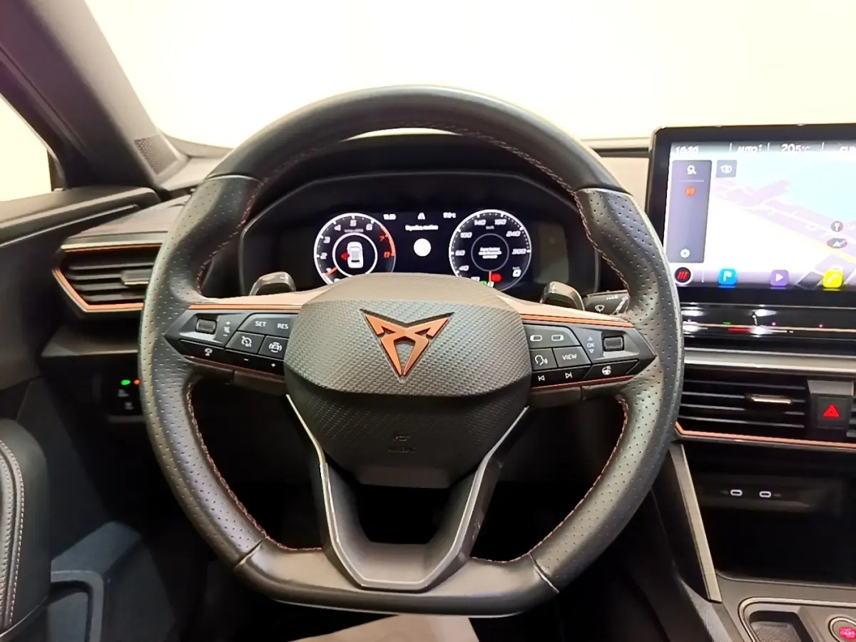 Vue intérieure centrée sur le volant cuir et alu de la CUPRA Formentor 2022 avec tableau de bord digital et écran tactile.