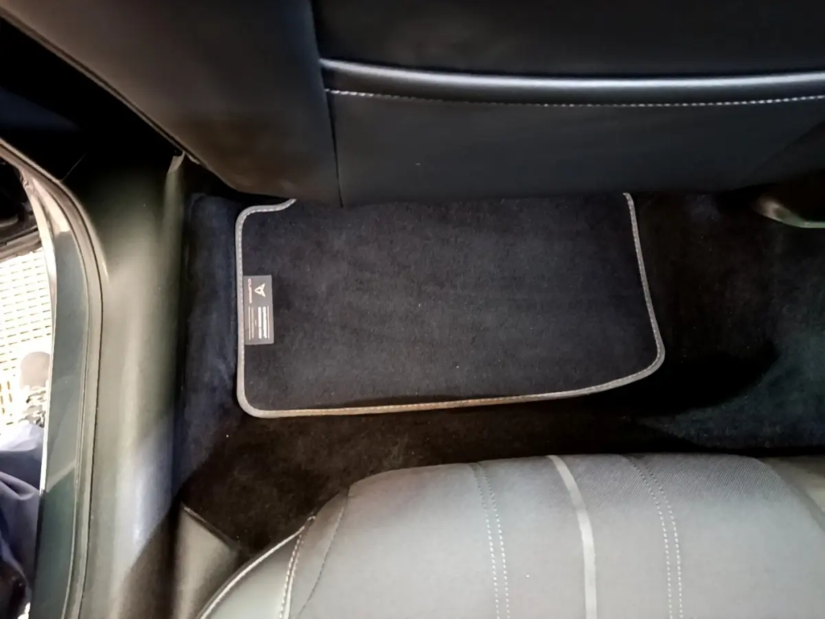 Vue intérieure côté droit des sièges arrière et tapis noir du CUPRA Formentor gris foncé, version Business Edition 2022.